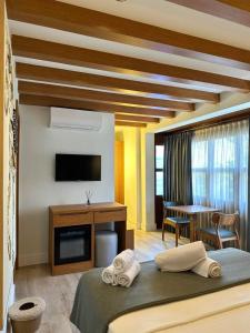 een hotelkamer met een bed en een eetkamer bij Edra House in Alacati