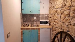 A kitchen or kitchenette at Casolare La Torre