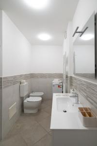 un bagno bianco con un water e un lavandino di El raposso a Chioggia