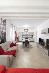 un soggiorno con un divano e un tavolo di El raposso a Chioggia