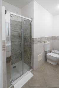 un bagno con doccia e WC di El raposso a Chioggia Altre 7 foto