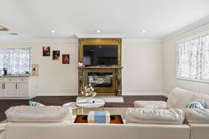 Μια τηλεόραση ή/και κέντρο ψυχαγωγίας στο Stunning House wt 6Br 5Bth SJ