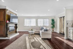 Μια τηλεόραση ή/και κέντρο ψυχαγωγίας στο Stunning House wt 6Br 5Bth SJ +47 φωτογραφίες
