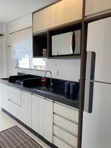 Køkken eller tekøkken på Apto inteiro meia hora de BC