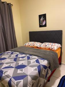 En eller flere senge i et værelse på Apto inteiro meia hora de BC