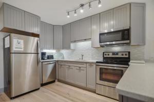 Η κουζίνα ή μικρή κουζίνα στο Stylish Upscale Beachside Villa Pool View