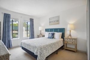 Ένα ή περισσότερα κρεβάτια σε δωμάτιο στο Stylish Upscale Beachside Villa Pool View