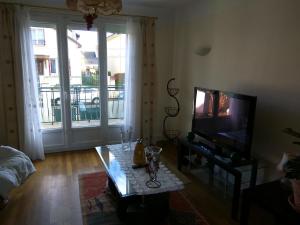 TV/trung tâm giải trí tại House near CDG Paris airport 4 bedroom