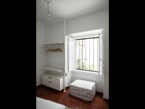 シントラにあるNooks Apartmentの窓と白い棚が備わるお部屋