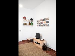 sala de estar con TV sobre una mesa de madera en Nooks Apartment, en Sintra