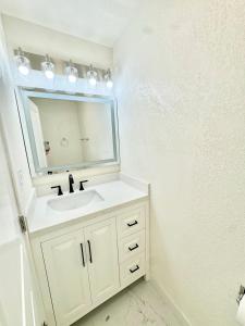 Ένα μπάνιο στο Bright Modern 2BR Apt in SF