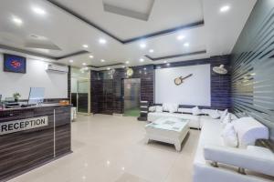 TV a/nebo společenská místnost v ubytování Hotel RK Residency Vasundhara Ghaziabad Delhi NCR