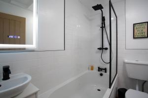 Et badeværelse på East farm cottages + 42 billeder