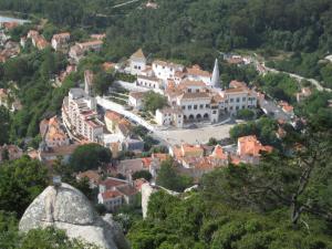 uma cidade numa colina com casas e árvores em Nooks Apartment em Sintra