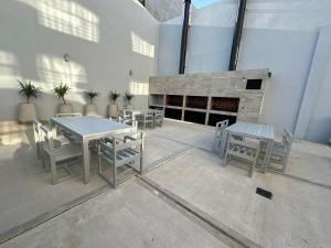 een kamer met tafels en stoelen en een open haard bij MOVISTAR ARENA PREMIUM Thames 56 4 piso 406 Cochera y Seguridad in Buenos Aires
