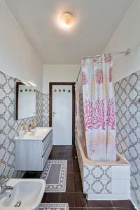 Bilik mandi di Arish Downtown Venice Apartment