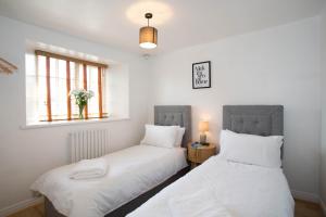 En eller flere senge i et værelse på East farm cottages