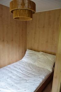 Postel nebo postele na pokoji v ubytování Domek letniskowy nad jeziorem u Arturów