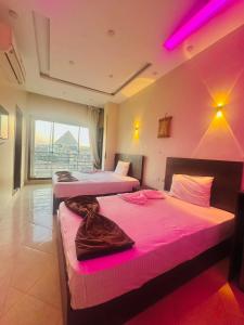 Letto o letti in una camera di Happy pyramids view