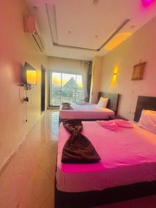 Letto o letti in una camera di Happy pyramids view