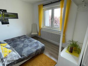 une chambre avec un lit et une fenêtre dans l'établissement Haus im Grünen, à Bad Zell
