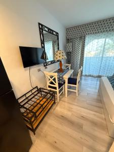 un soggiorno con un tavolo e una sala da pranzo di Sharm el Sheikh Domina Coral Bay Suite Acquamarine a Sharm El Sheikh
