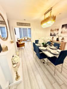 Un comedor con una mesa y sillas azules. en Vance Holiday Home, en Blackpool