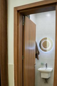 een badkamer met een wastafel en een spiegel bij شقق قلب العاصمة in Bagdad