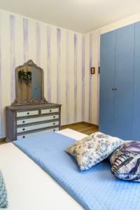 a bedroom with a bed and a dresser with a mirror at Casa Olivieri 05 in San Desiderio +8 photos