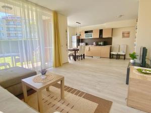 ein Wohnzimmer mit Sofa und Tisch in der Unterkunft Apartments in Sunny Island Complex in Tschernomorez