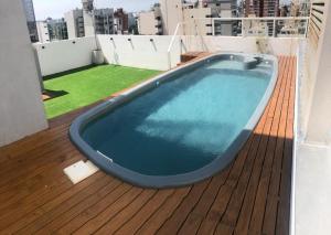a large blue tub sitting on top of a balcony at Premium Studio, Confort in La Plata