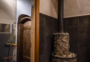 a stone stove in a room next to a door at Märsi koobassaun in Kungi