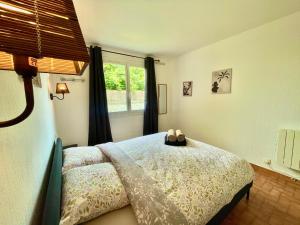 En eller flere senge i et værelse på " Parenthèse Verte " Jardin - Barbecue - Garage + 27 billeder