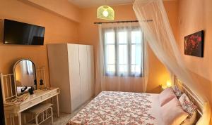 Postel nebo postele na pokoji v ubytování Old Town Rhapsody, Cosy 2-Floor Home with Rooftop Bathtub, BBQ & Lounge Under Sun Umbrellas