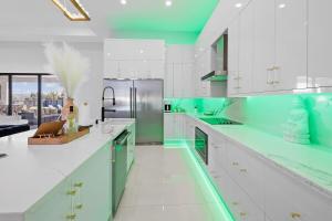 Kuchyň nebo kuchyňský kout v ubytování Luxury House in Cape Coral