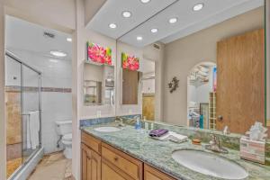 Et badeværelse på Sands Of Kahana #337 Oceanfront + 29 billeder