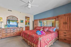 En eller flere senge i et værelse på Sands Of Kahana #337 Oceanfront