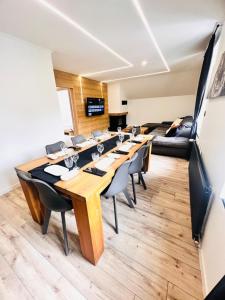 una sala conferenze con un lungo tavolo e sedie di Duplex cosy proche Gérardmer a Le Tholy