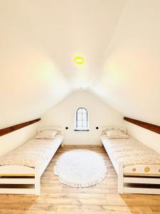 2 letti in una camera mansardata con finestra di Duplex cosy proche Gérardmer a Le Tholy