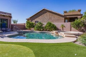Bazén v ubytování Spacious Mesa home with stunning views nebo v jeho okolí