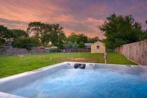 einen Whirlpool im Garten mit Garten in der Unterkunft Porch & Pour - Hot Tub & Fire Pit in Fredericksburg + 61 Fotos