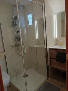 un baño con ducha y WC en Casa cerca del campo y la ciudad, en Santidad