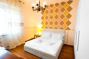 1 dormitorio con cama blanca y pared amarilla en Verona Centre Apartments, en Verona