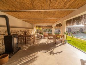 un patio esterno con camino, tavoli e sedie di Blanco a Çeşme