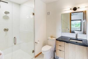 Bilik mandi di Walk to River 6-Acre Ranch Retreat in Salida! +23 gambar