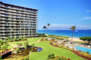 - une vue sur un complexe avec un parcours de golf et l'océan dans l'établissement Whaler #1018 Ocean View, à Lahaina