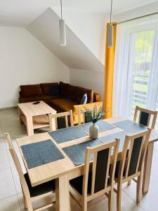 ヤボルキにあるApartament Primula 1のリビングルーム(ダイニングテーブル、椅子付)