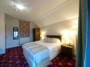 Una cama o camas en una habitación de Brambletye Hotel