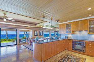 eine große Küche mit Blick auf das Meer in der Unterkunft Puamana 160-4 Premium Oceanfront in Lahaina