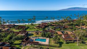 eine Luftansicht eines Resorts mit Strand in der Unterkunft Puamana 160-4 Premium Oceanfront in Lahaina